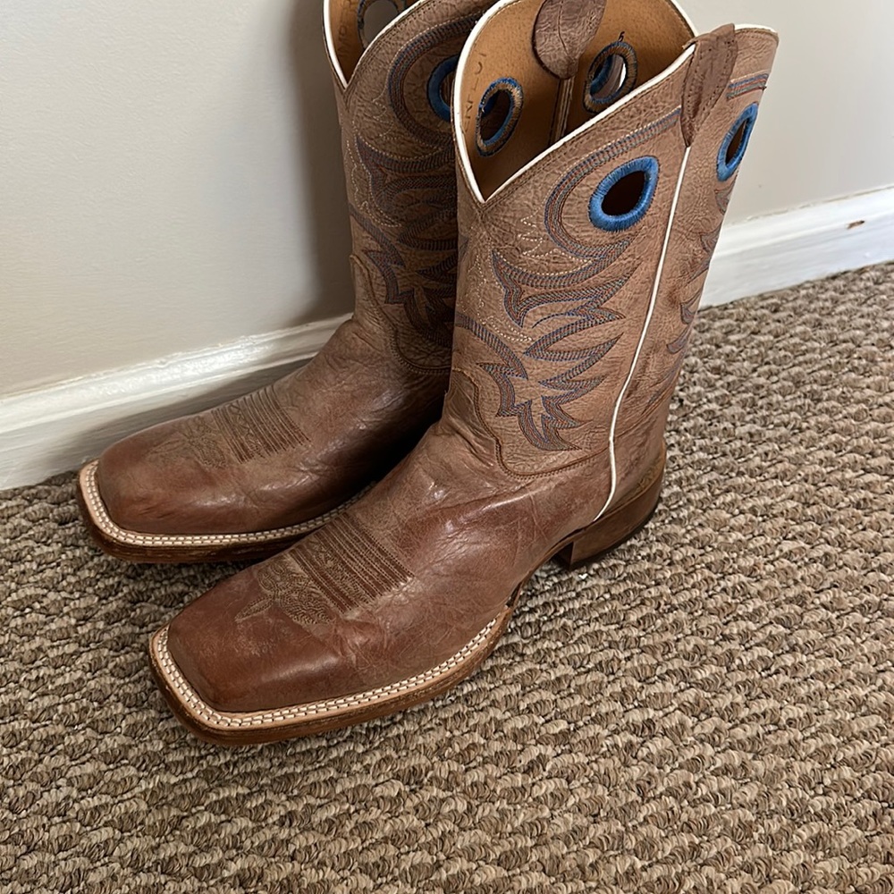 men’s cowboy boots.